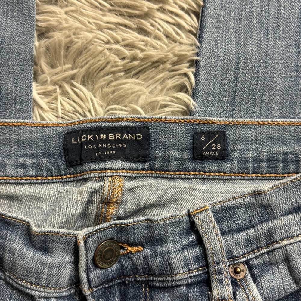 Lucky Brand light wash mid rise  Straight sweet  Leg Jeans size 6 - Picture 3 of 8